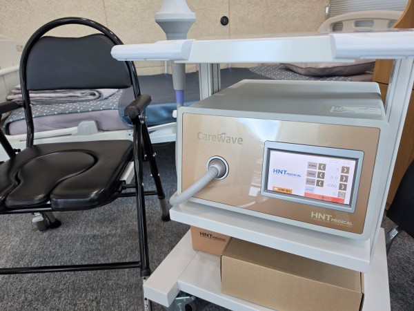 Medical treatment device in an examination room