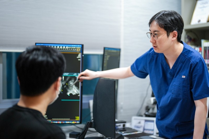 Urologist explaining examination findings to a patient