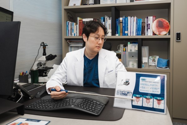 Urologist explaining a prostate treatment diagram