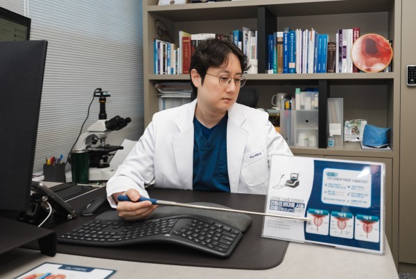 Urologist explaining a prostate treatment diagram